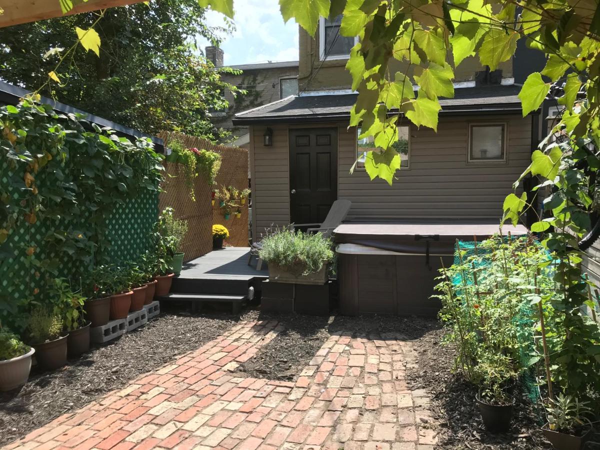 Love-Nest With Private Hot Tub Toronto Exterior photo