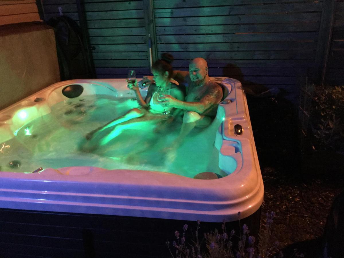 Love-Nest With Private Hot Tub Toronto Exterior photo