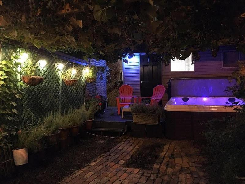 Love-Nest With Private Hot Tub Toronto Exterior photo